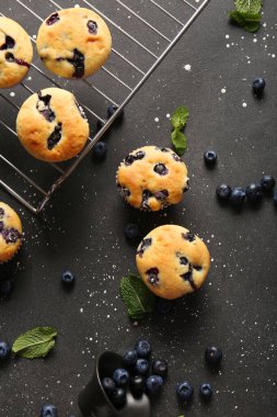 Soğutma rafı ve lezzetli yabanmersinli çörekler siyah arka planda