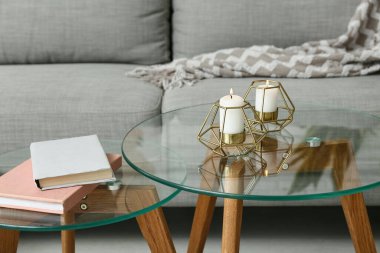 Oturma odasındaki sehpada mum yakmak, yakın çekim.