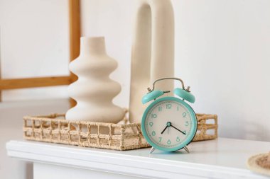 Odada dekorlu turkuaz çalar saat. Yakın çekim.