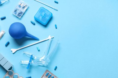 Mavi arka planda jinekolojik malzemeler var.