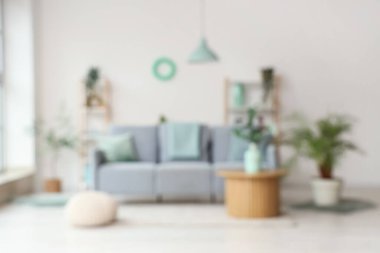 Oturma odasındaki rahat kanepe ve kahve masası. Bulanık görünüm