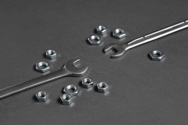 Krom fındıklı, koyu gri arka planlı anahtarlar