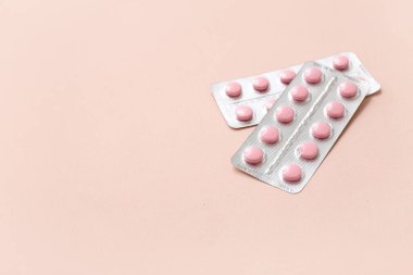 Bej arka planda hormonal hapların kabarcıkları