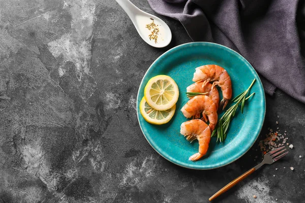 Lezzetli haşlanmış karides, biberiye ve limonlu koyu arkaplan.