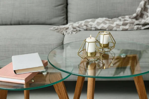 Oturma odasındaki sehpada mum yakmak, yakın çekim.