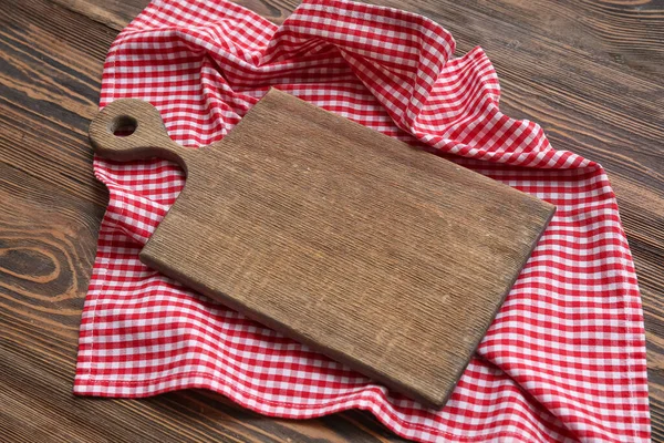 Tahta kaplamalı kırmızı kareli peçete