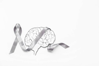 Beyaz arka planda gri farkındalık kurdelesi olan kağıt beyin. Kanser kavramı