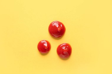 Sarı arkaplanda lezzetli ketçap damlaları