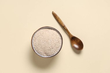 Bej arka planda psyllium kabuk pudrası ile kase