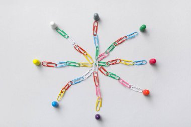 Arka planda zincirleri olan figürler. Bağlantı konsepti