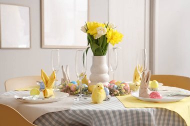 Paskalya sofrasında laleler ve piliçler var.