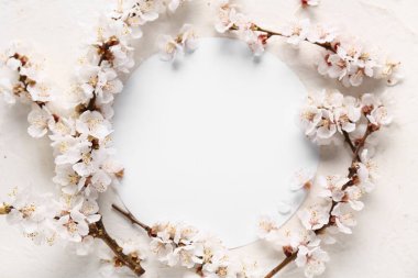 Beyaz arkaplanda çiçek açan güzel ağaç dallarından yapılmış çerçeve