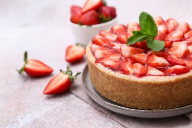 Beyaz arka planda naneli tatlı çilekli tart, yakın plan.