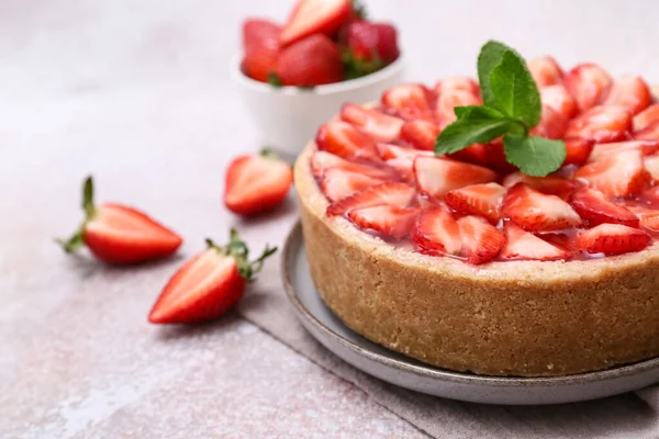 Beyaz arka planda naneli tatlı çilekli tart, yakın plan.