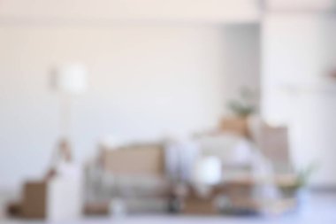 Taşındığı gün odada karton kutular ve eşyalar olan kanepenin bulanık görüntüsü.