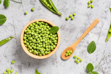 Gri grunge arka planında taze bezelye kabı, yakın plan.