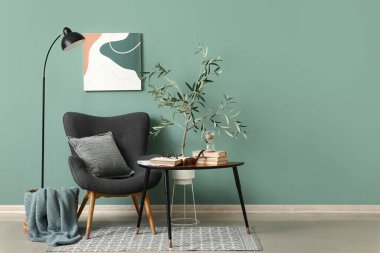 Kahve masası, koltuk ve yer lambası oturma odasının iç tarafında.