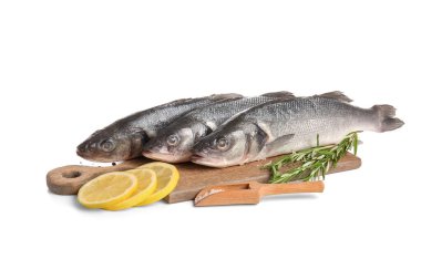 Taze deniz kabuğu balığı, limon dilimleri ve beyaz arka planda izole edilmiş biberiye dallarıyla kesme tahtası. Yakın plan.