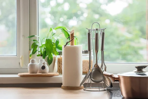 Mutfaktaki masasında çatal bıçak olan kağıt havlular.