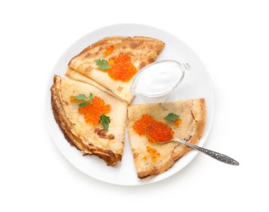 Kırmızı havyarlı leziz krepler ve beyaz arka planda izole edilmiş bir kase ekşi krema.