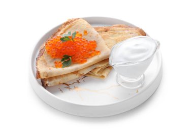 Kırmızı havyarlı leziz krepler ve beyaz arka planda izole edilmiş bir kase ekşi krema.