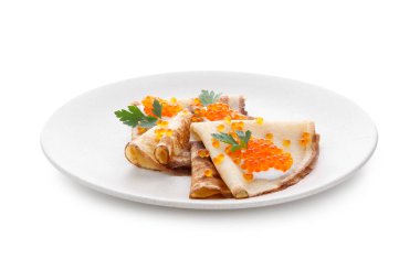 Beyaz arka planda kırmızı havyarlı ve ekşi kremalı leziz gözlemeler.