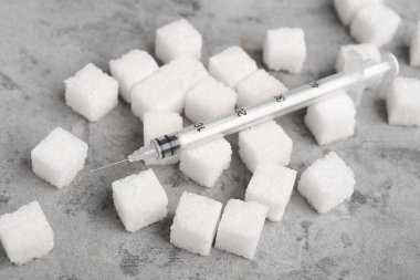 Grunge arka planında insülin enjeksiyonu için şırınga küpleri, yakın plan