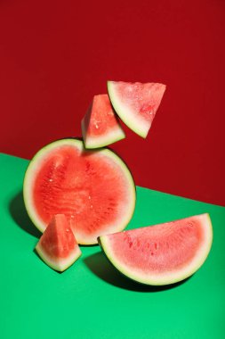 Renkli arkaplanlı taze karpuz parçaları.