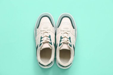 Turkuaz arka planda şık spor ayakkabılar