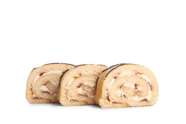 Beyaz arka planda lezzetli süngerli kek ruloları.