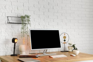 Bilgisayarı ve parlak lambası olan modern işyeri.