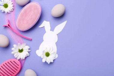 Kuaför aksesuarları, papatyalar ve leylak arka planda Paskalya dekoru olan saç teli.