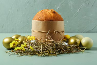 Lezzetli bir Paskalya pastası, yeşil arka planda boyanmış yumurta ve çiçekler.