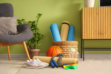 Spor aletleri ve spor ayakkabıları oturma odasında.