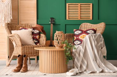 Oturma odası, koltuklar, masa ve kovboy şapkası.