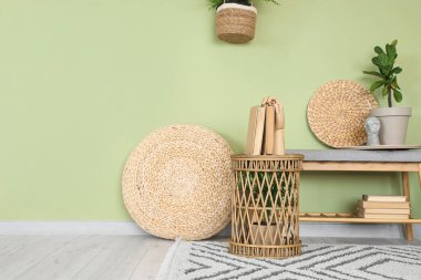 Odanın içinde yumuşak bank, masa ve puf