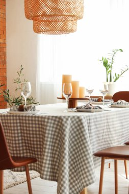 Oturma odasında mumlarla servis edilen yemek masası.