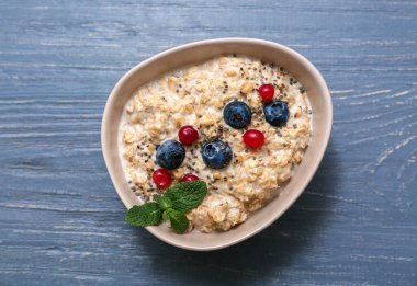 Lezzetli yulaf ezmesi, chia tohumu ve böğürtlen içeren bir kase.