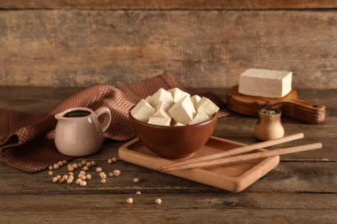 Ahşap zemin üzerinde lezzetli tofu peyniri olan kase.