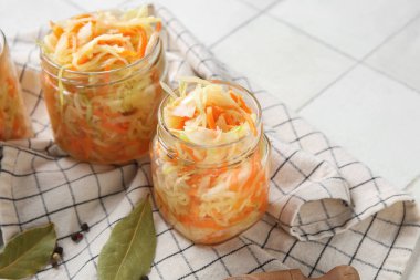 Peçetede lezzetli lahana turşusu olan cam kavanozlar. Yakın çekim.