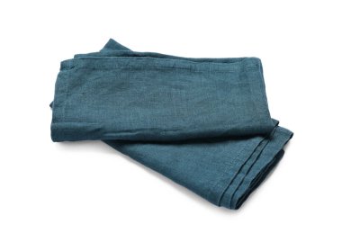 Mavi katlanmış peçeteler beyaz arkaplanda izole edilmiş