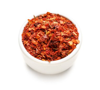 Beyaz arka planda izole edilmiş bir kase kırmızı biber.