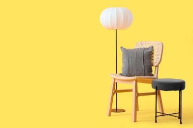 Sarı arka planda yastıklı ve lambalı modern sandalyeler