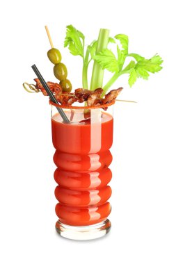 Beyaz arka planda domuz pastırması, kereviz ve zeytinli Bloody Mary kokteyli.