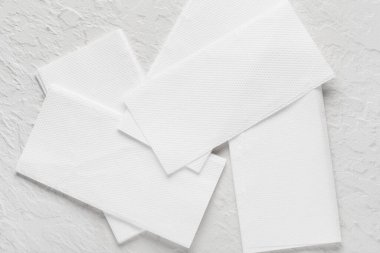 Beyaz desenli arka planda kağıt peçeteler