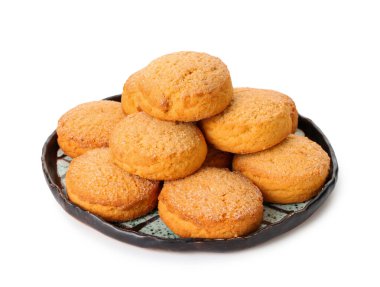 Beyaz arka planda taze tatlı kurabiyeler.