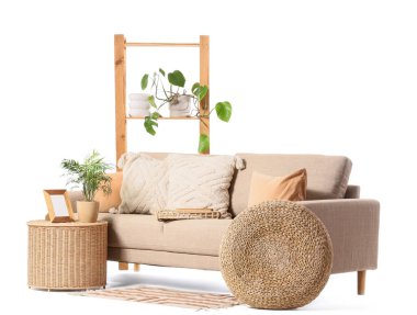 Modern bej kanepe, puf ve masa beyaz arka planda izole edilmiş.