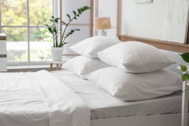 Işık odasındaki yumuşak beyaz yastıklar