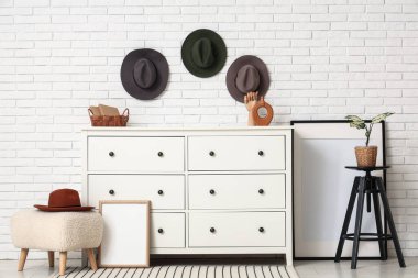 Şık şapkalar, tuvalet ve puf ile oturma odasının içi