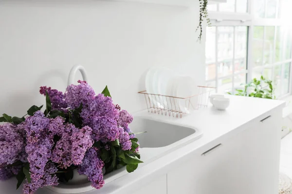 Mutfakta leylak çiçekli lavabo